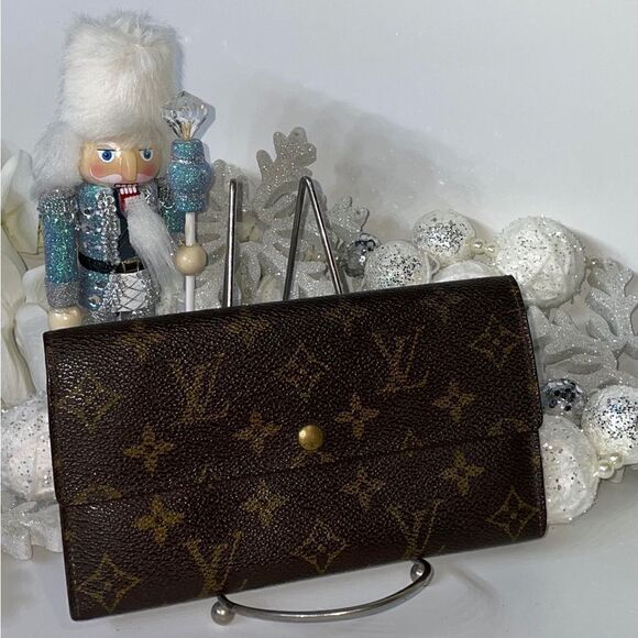 AUTHENTIC 🎖️ Louis Vuitton Monogram Sarah Wallet - Picture 1 of 14
